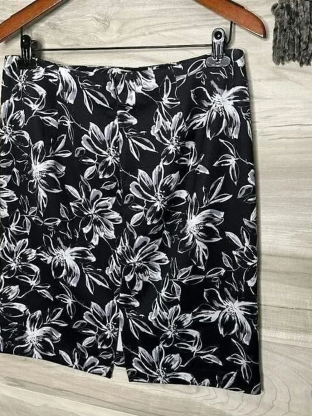Carmen Marc Valvo Floral Gray Black Stretch Vented Pencil Straight Skirt Size 10